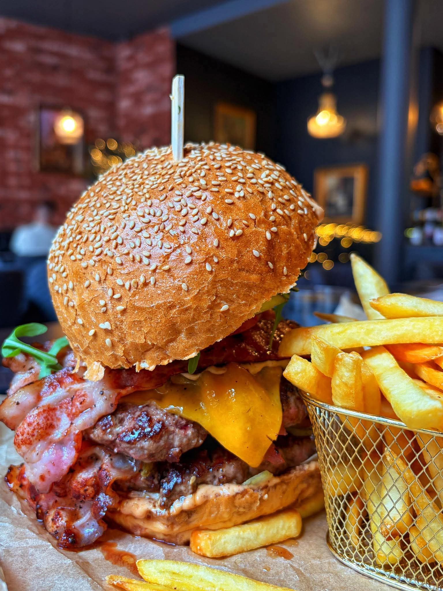 Burger z frytkami